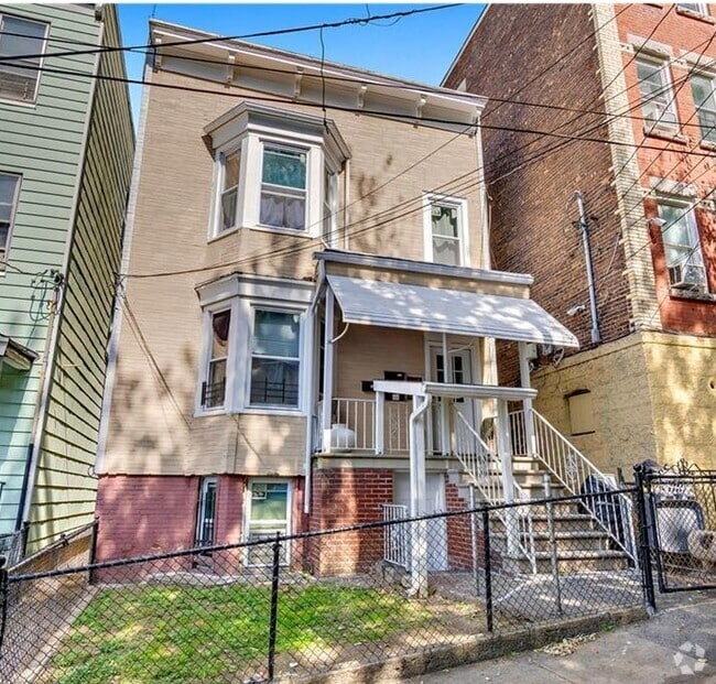 Building Photo - 61 Poplar St