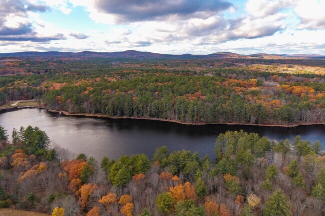 Foto del edificio - Hilltop Sanctuary Living | Open-Concept 2BR Loft-Style Home | Utilities Included | Barrington, NH