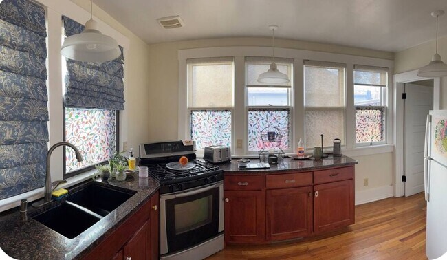 Building Photo - Historic Home 2 Bedroom +office 2 Baths, and Off street Parking