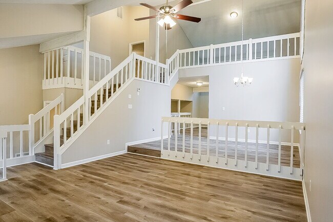 Building Photo - 6826 Creekwood Dr