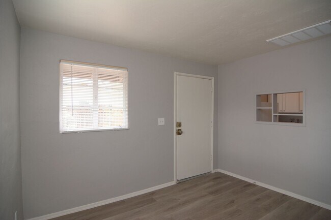 Building Photo - Charming 1 Bedroom 1 Bath Duplex! Central ...