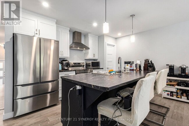 Building Photo - 68 Villeneuve St