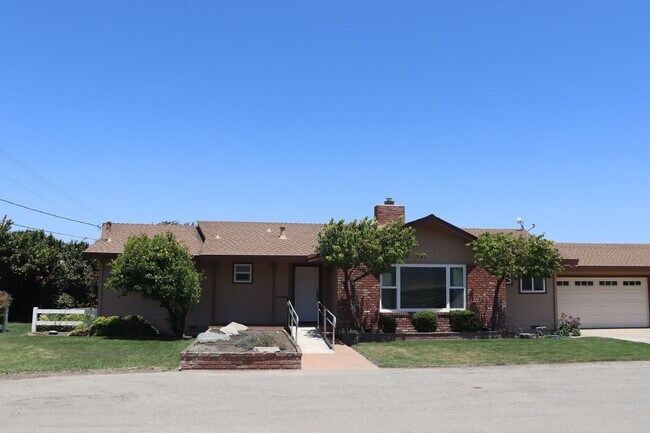 Building Photo - Owner pays all utilities including yard ca...