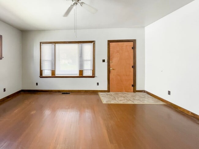 Building Photo - PRELEASING for AUGUST! Close to Campus: In...