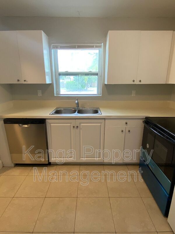 Foto del edificio - 4327 Cocoanut Rd