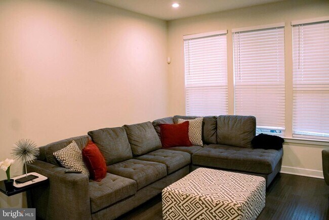 Foto del edificio - 6212 Editors Park Dr