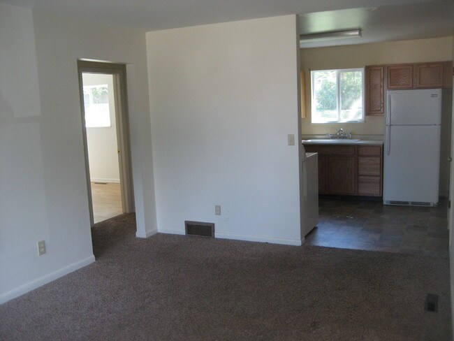 Building Photo - 3518 Highland Dr