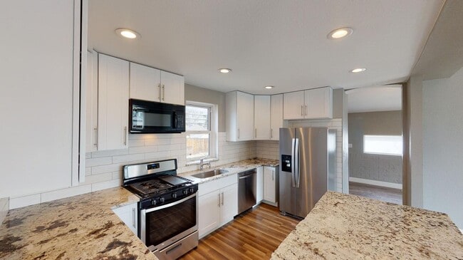 Building Photo - Beautifully renovated Sunnyside home with large backyard
