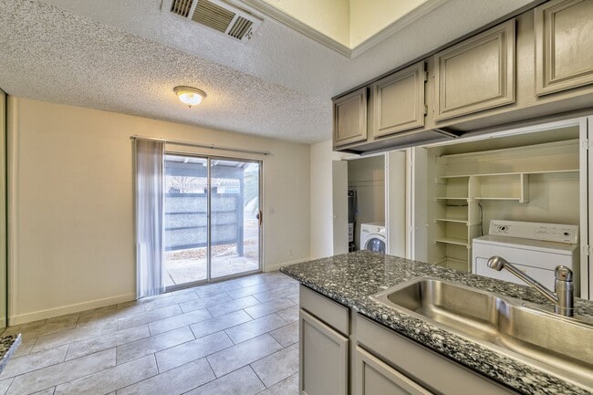 Foto del edificio - 221 N Lamb Blvd