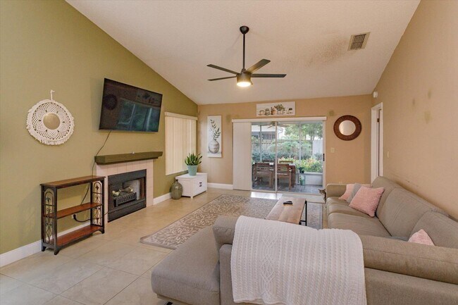 Foto del edificio - ? Charming Longwood Townhome with Modern U...