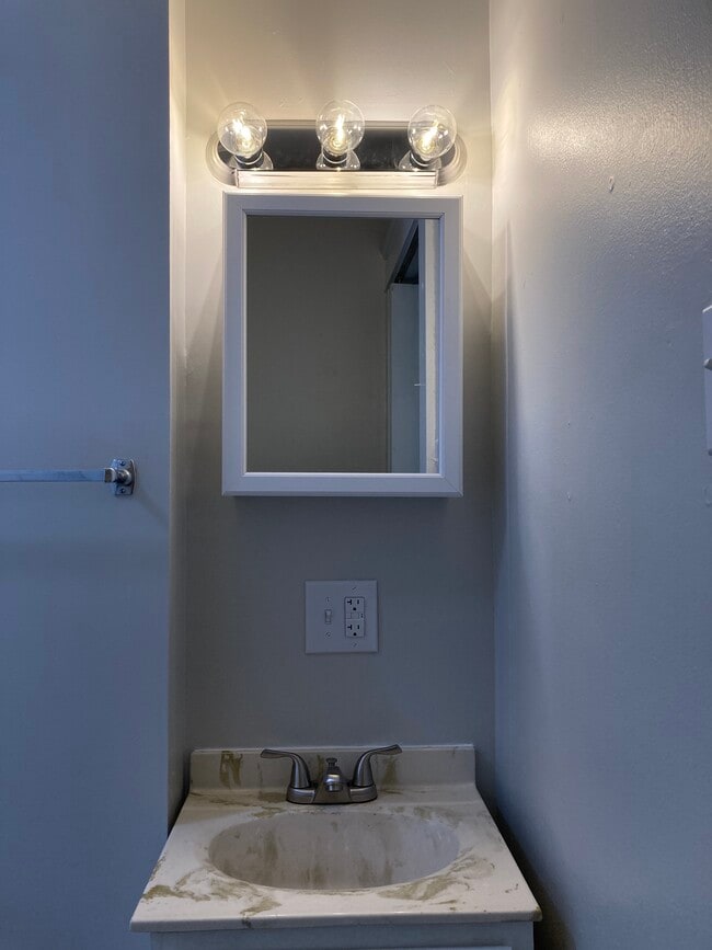 Building Photo - 831 W King St