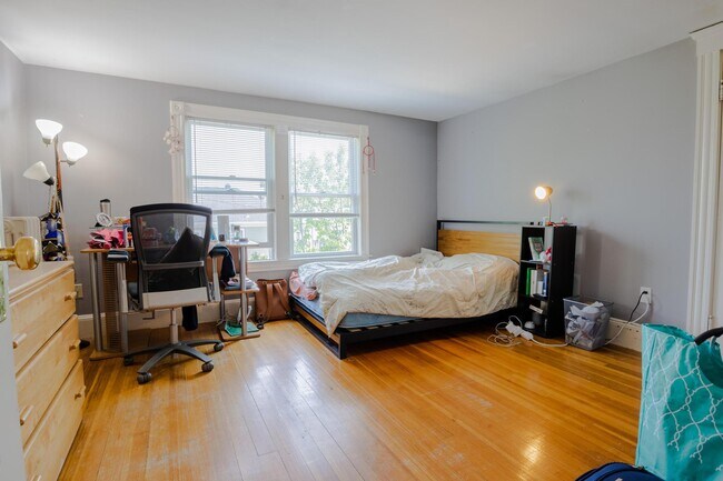 Building Photo - 130 Capen St