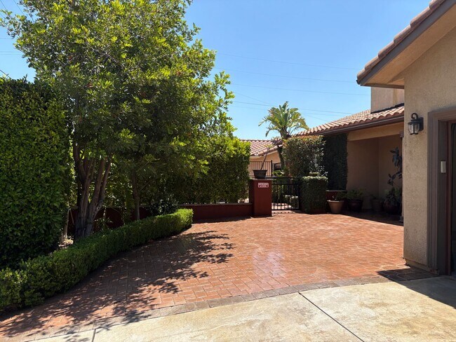 Foto del edificio - Spectacular-Remodeled 4-Bedroom Home with Pool, Spa, + 600 sqft Bonus Space in lovely Sylmar neig...