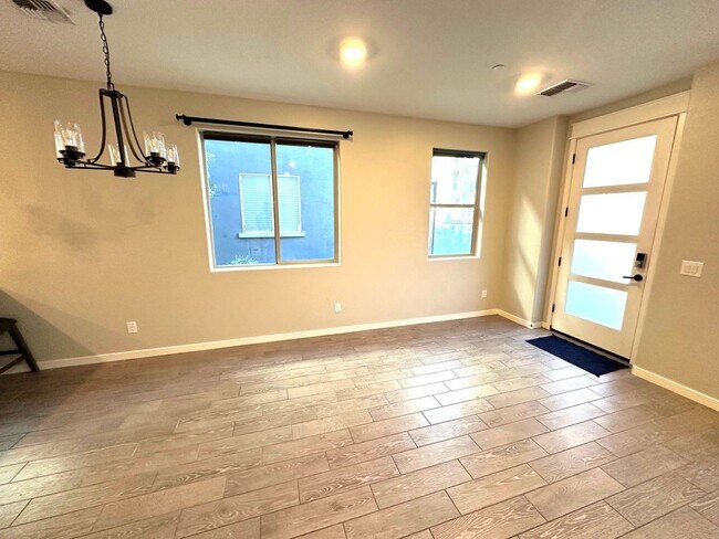 Foto del edificio - 4 bed 2.5 bath townhouse in The Crossings