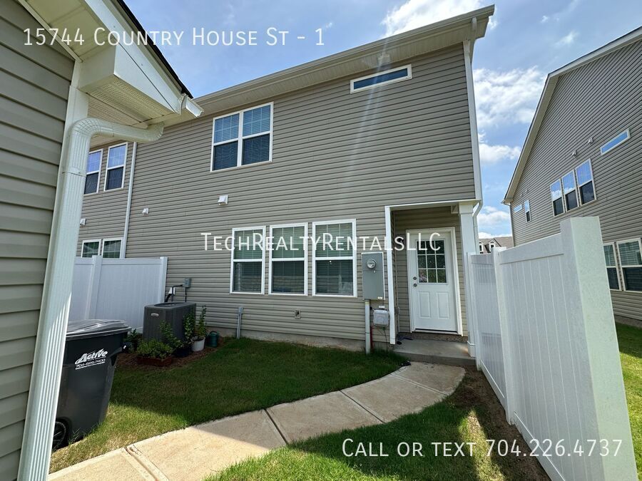 Building Photo - 15744 Country House St