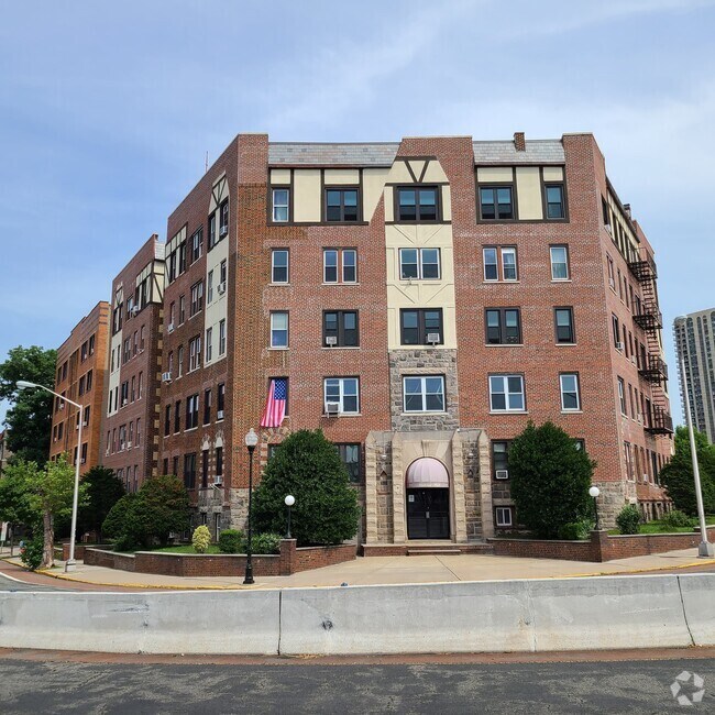 Building Photo - 7435 Boulevard East