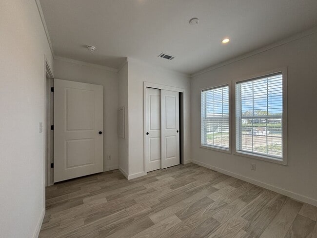 Foto del edificio - 5641 Blue Harbor Dr