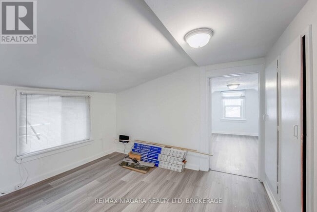 Building Photo - 39 Carleton St N