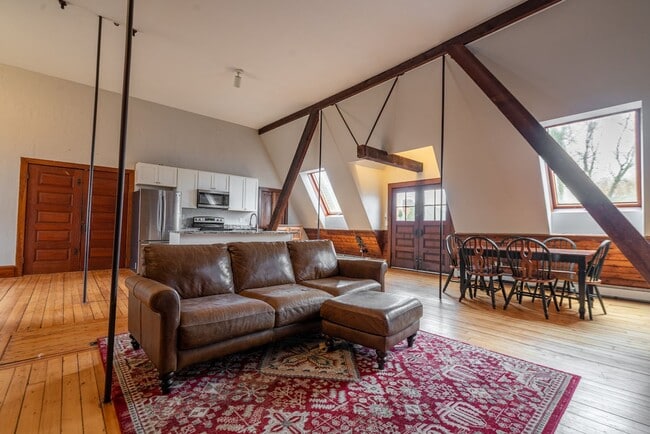 Building Photo - Charming Edgewood Studio – All Utilities Included | Washer & Dryer | April 1 Move-In