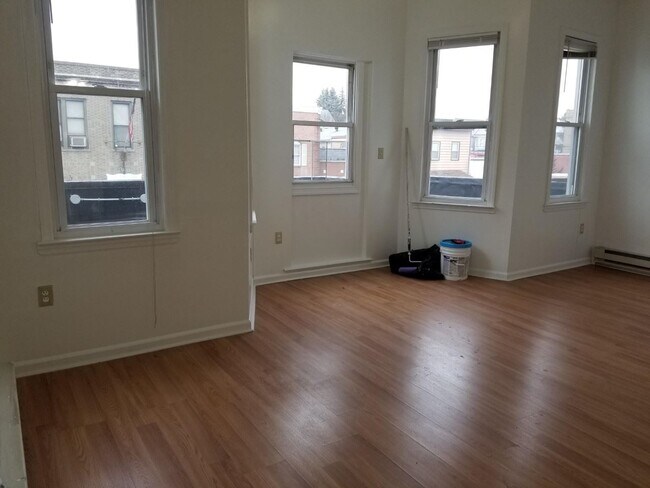 Building Photo - 596 Broadway