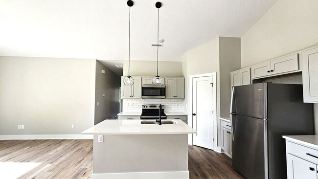 Building Photo - New 3 bedroom/2 bath townhome with double ...
