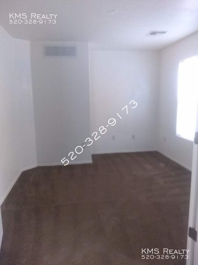 Building Photo - 2 Bedroom 2 Bath plus a Den Town home - 60...