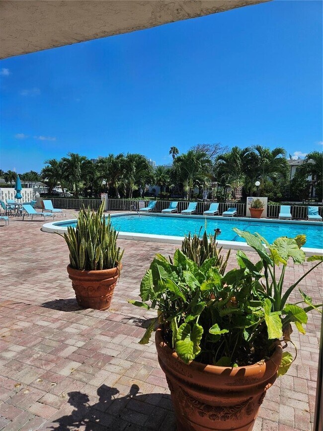 Building Photo - Golden Isles Drive, Hallandale Beach, FL 3...