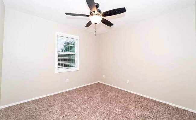 Building Photo - Bright, updated home!