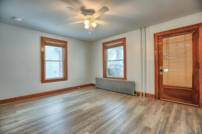 Building Photo - 402 W Cherry St