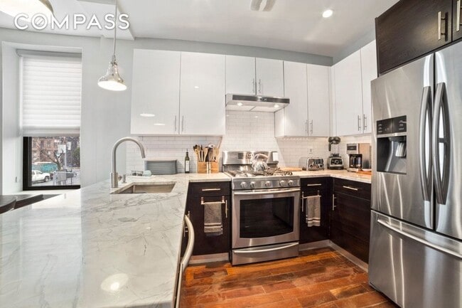 Foto del edificio - 730 Quincy St