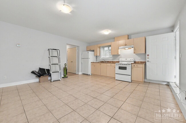 Building Photo - Bright 2-Bedroom Basement Suite in Desirable Sullivan Neighbourhood – Utilities Included