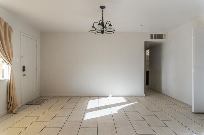 Foto del edificio - Charming Updated Vintage Home with Backyard Oasis