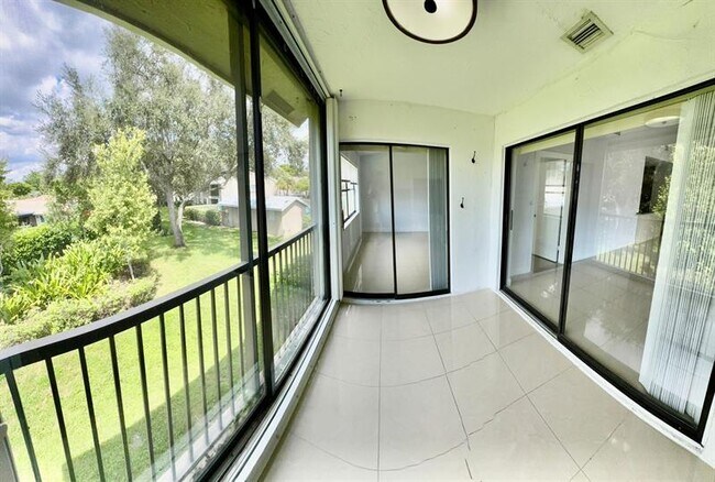 Building Photo - 9657 Riverside Dr