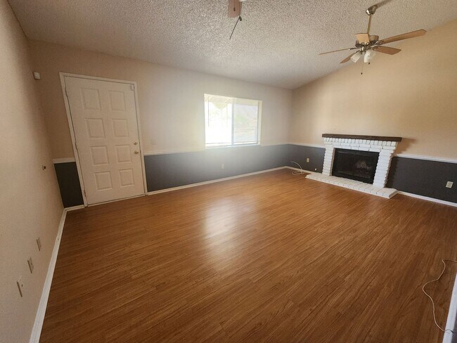 Foto del edificio - Corner Lot 2 Bedroom w/ 2 Car Garage