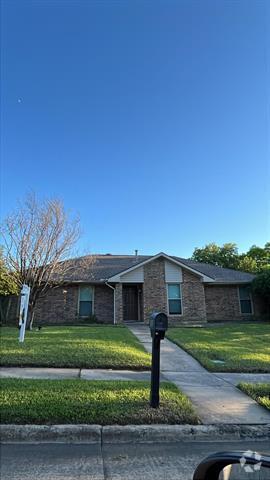 Building Photo - 1610 St James Dr