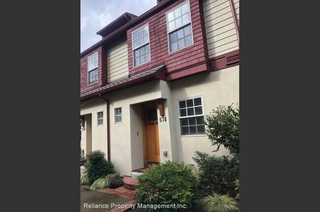 Foto del edificio - Stunning Tri-Level Condo with Open Concept Layout, Loft, and Private Patio!