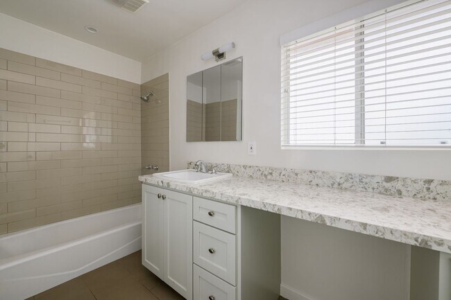 Foto del edificio - 7618 Birdview Avenue, UNIT 1