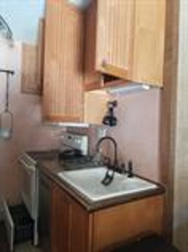 Building Photo - Great Views! Bus Stop!