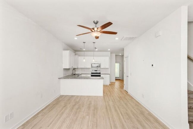 Foto del edificio - 3 Bed/3 Full Baths! Newer Townhome