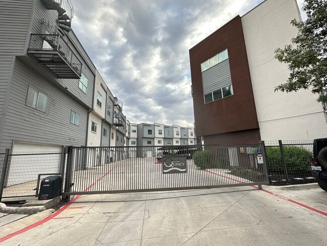 Building Photo - Townhome in Downtown San Antonio, next to The Pearl and the Newell St. Riverwalk Entrance
