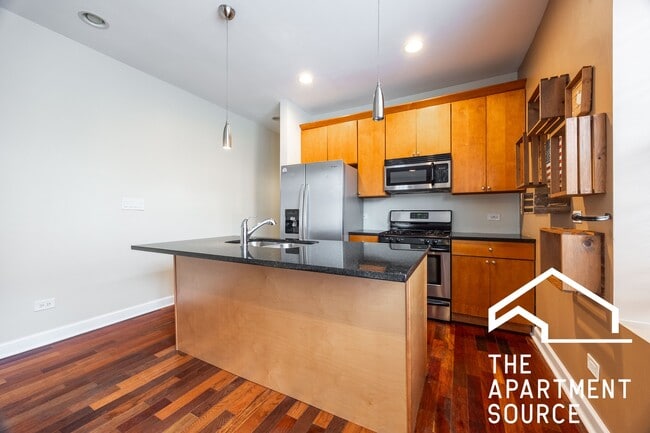 Foto del edificio - 2852 N Kedzie Ave