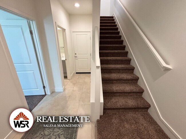 Foto del edificio - Stunning 4 Bedroom Townhome in the Heart of Chino Hills