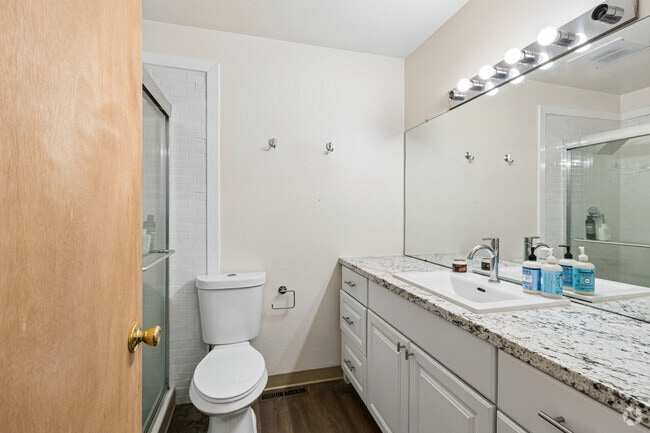 1BR, 1BA - 950SF - Bathroom - Dakotas Apartments