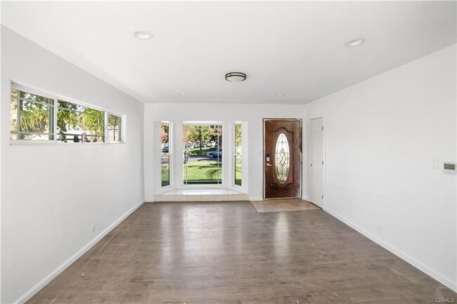 Building Photo - Welcome to this freshly RENOVATED three-bed, two-bath home in a calm Winnetka