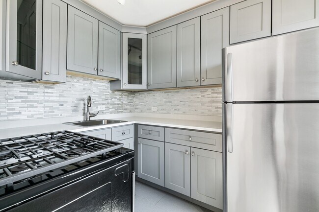 Building Photo - 5858 N Sheridan Rd