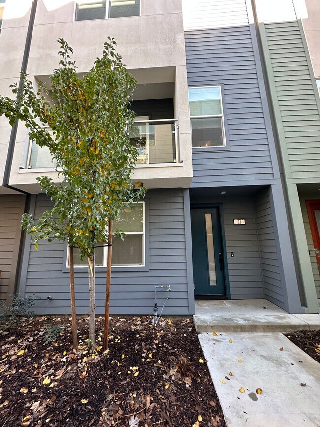 Building Photo - Newer Construction - Multi-Level Home with...