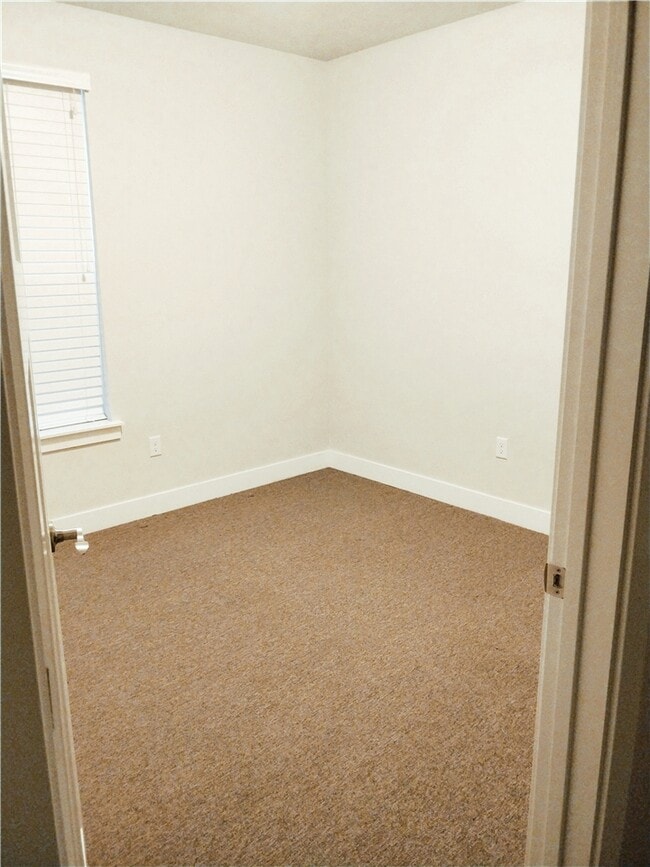 Building Photo - 618 N Sun Peak Dr