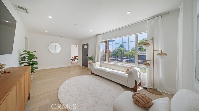 Foto del edificio - 5143 Newcastle Ave