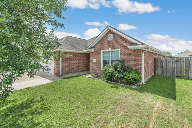 Foto del edificio - AUGUST PRE-LEASE! Incredible 4 Bed 3 Bath ...