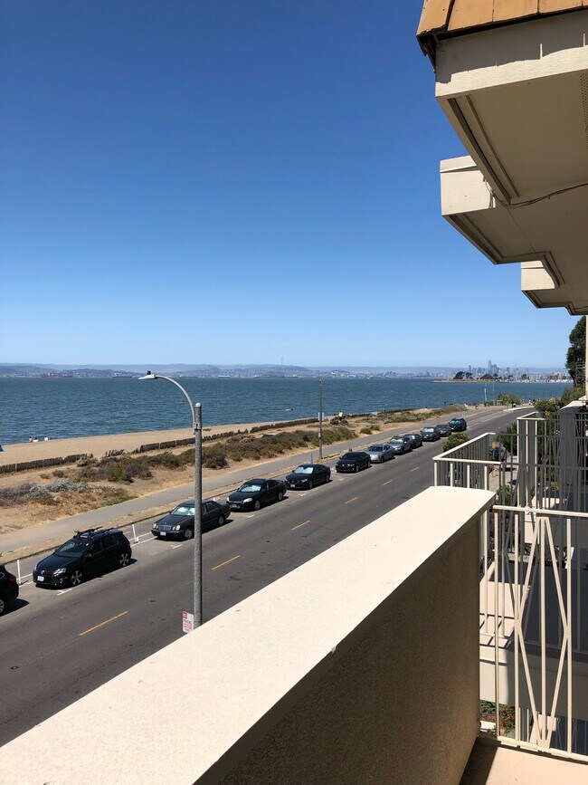 Foto del edificio - 1001 Shoreline Dr